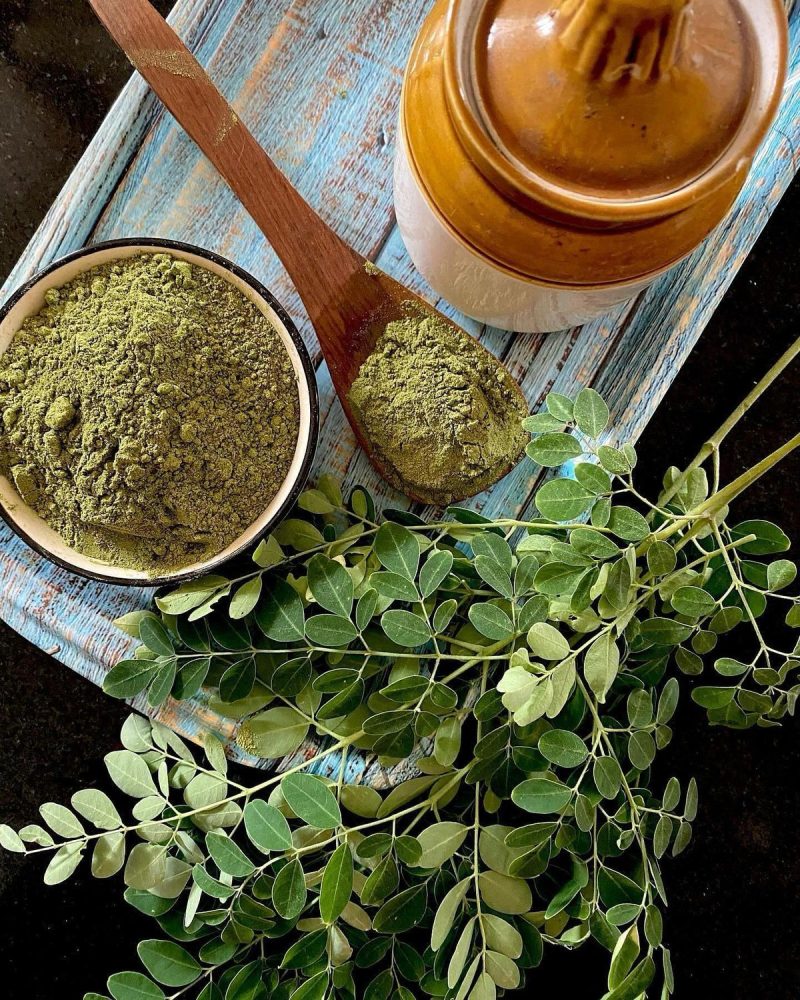 A tray of pure moringa leaves and powder
