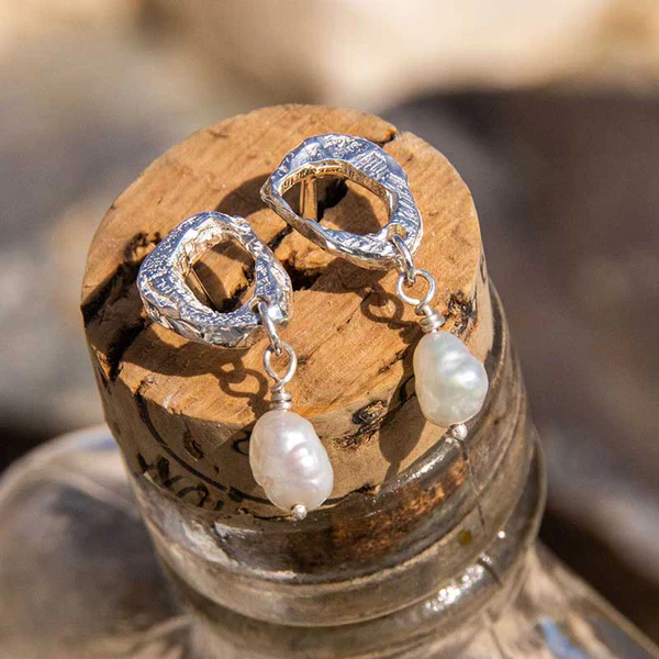 A picture of a beautiful, sustainable earring.
