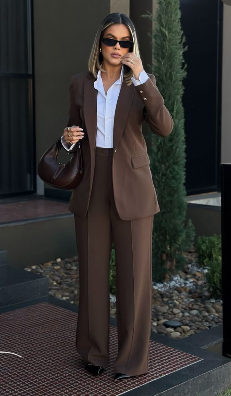 A picture showing a modern professional woman in a tailored workwear outfit, styled for seamless day-to-day transitions.