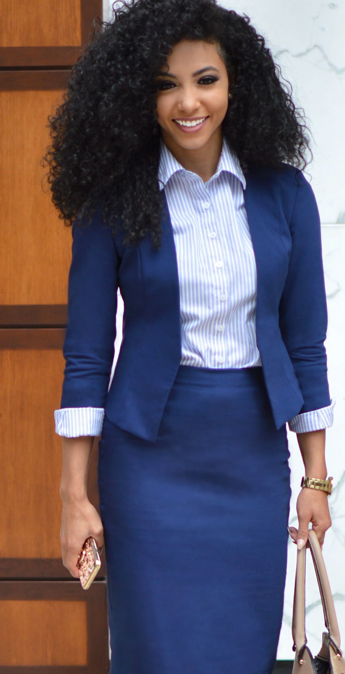 A picture of a woman wearing a simple, minimalist workwear outfi