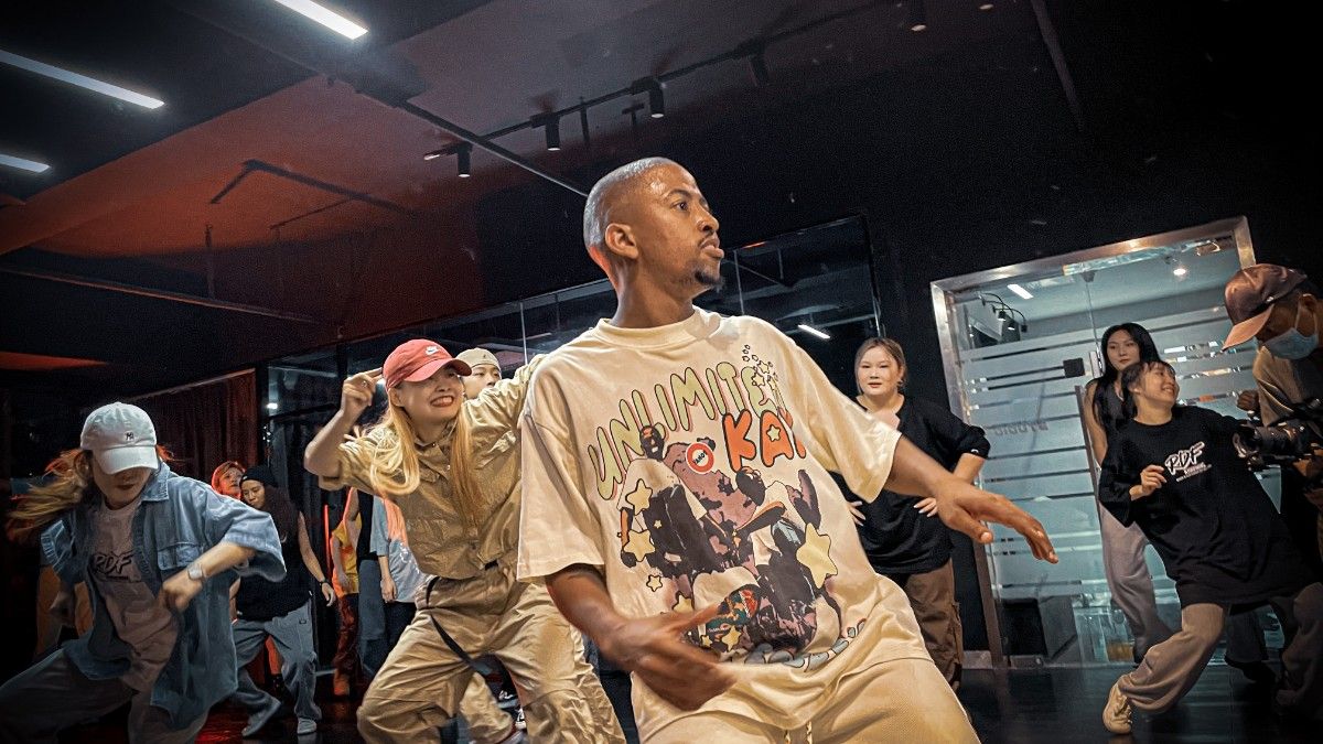 Instructor teaching Amapiano dance moves in an urban dance studio
