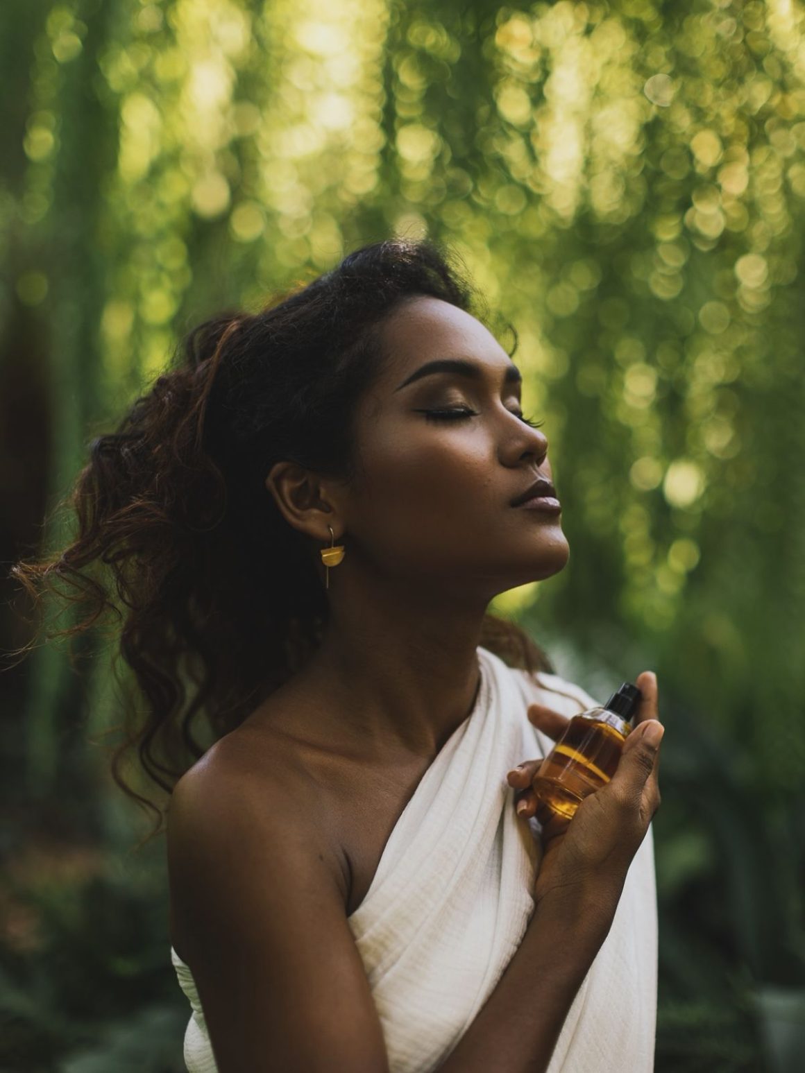 The Invisible Silhouette: Sustainable Luxury Fragrance for the Omiren Woman