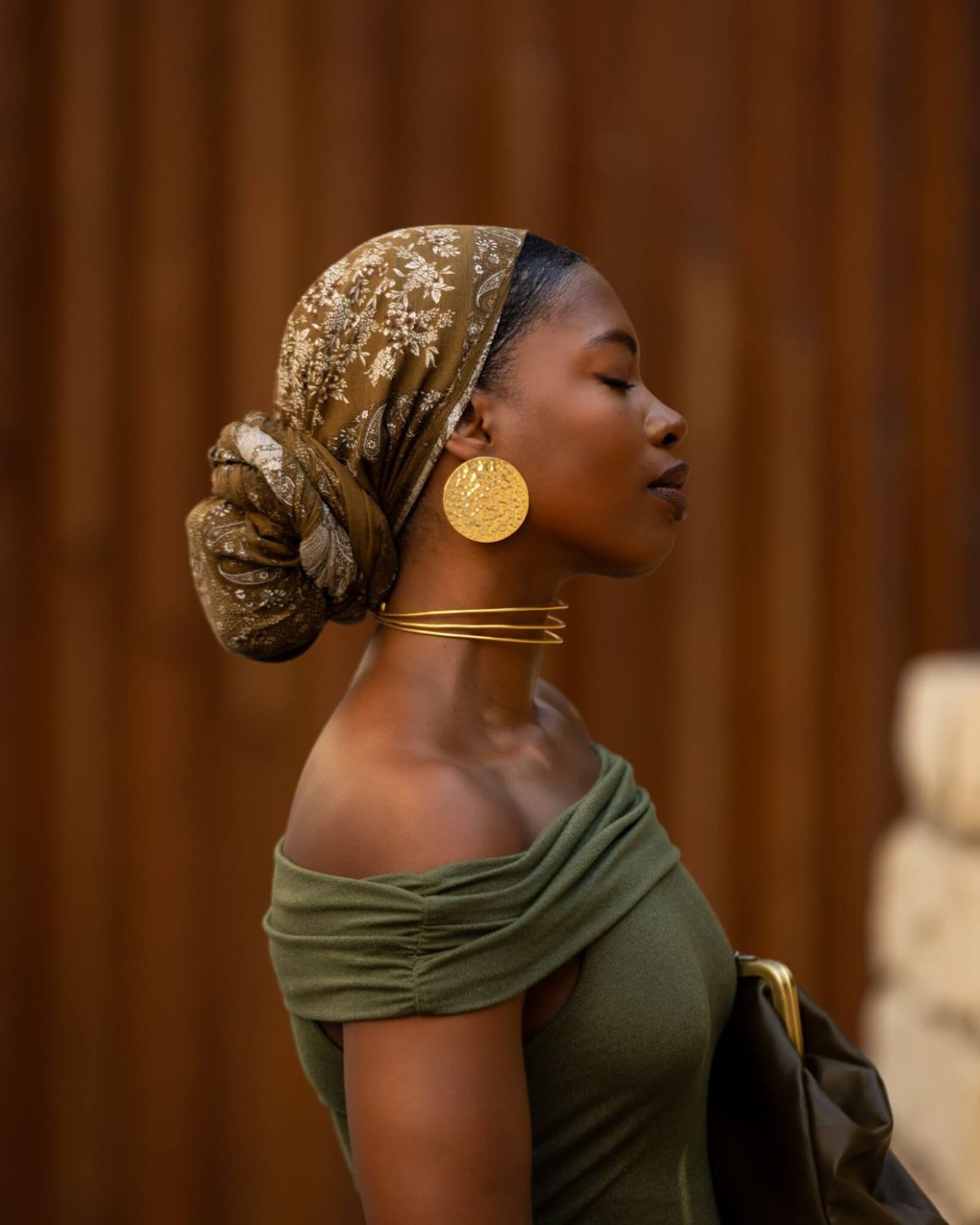 The Artisanal Frame: Sustainable Eyewear for the Omiren Woman