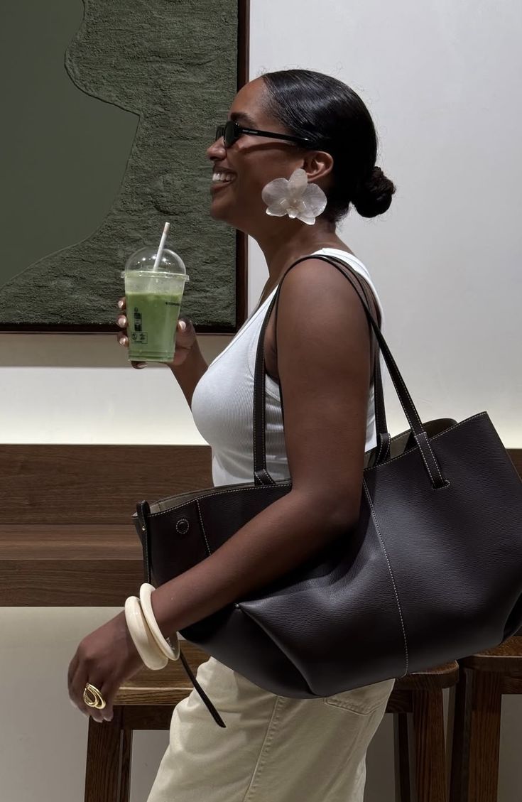 An inclusive and high-end approach to bags for the Omiren woman.
