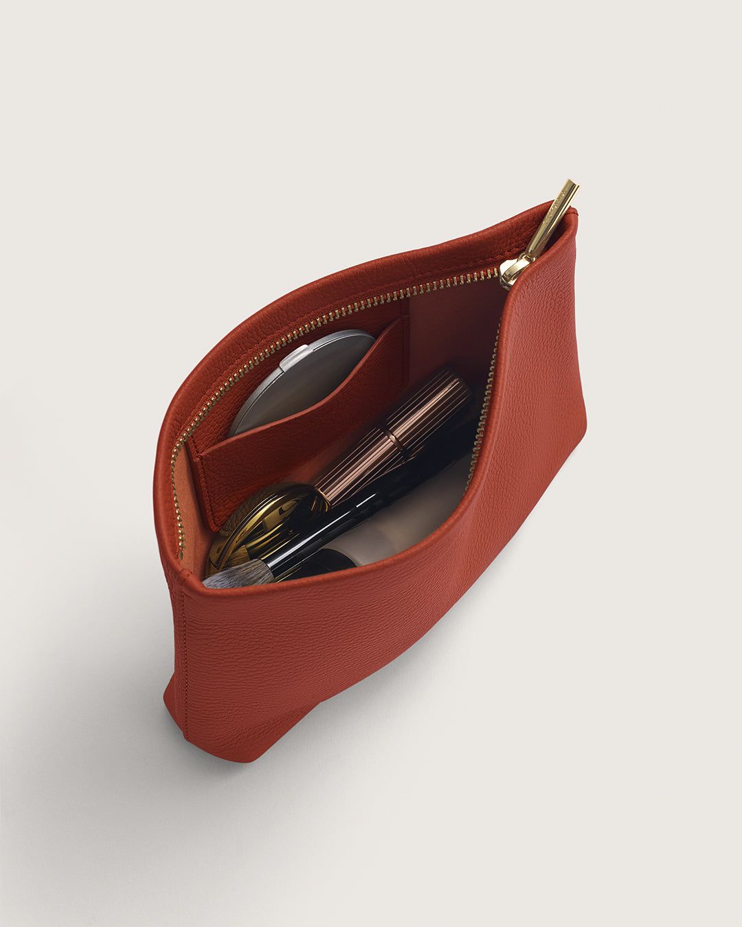 An inclusive and high-end approach to bag organisation for the Omiren woman.
