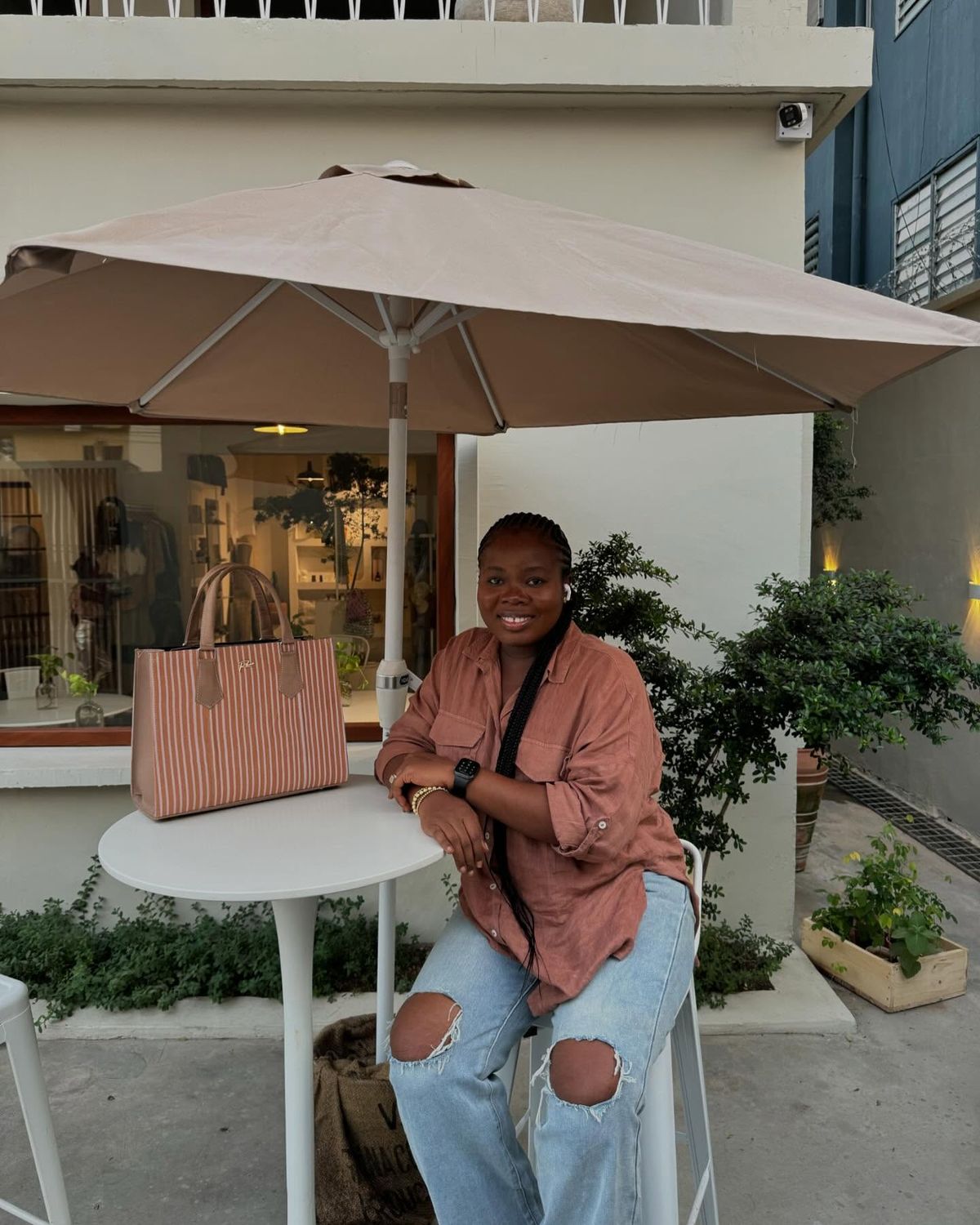 An inclusive and high-end approach to professional leather totes for the Omiren woman.