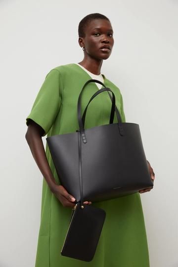 An inclusive and high-end approach to corporate bags for the Omiren woman.