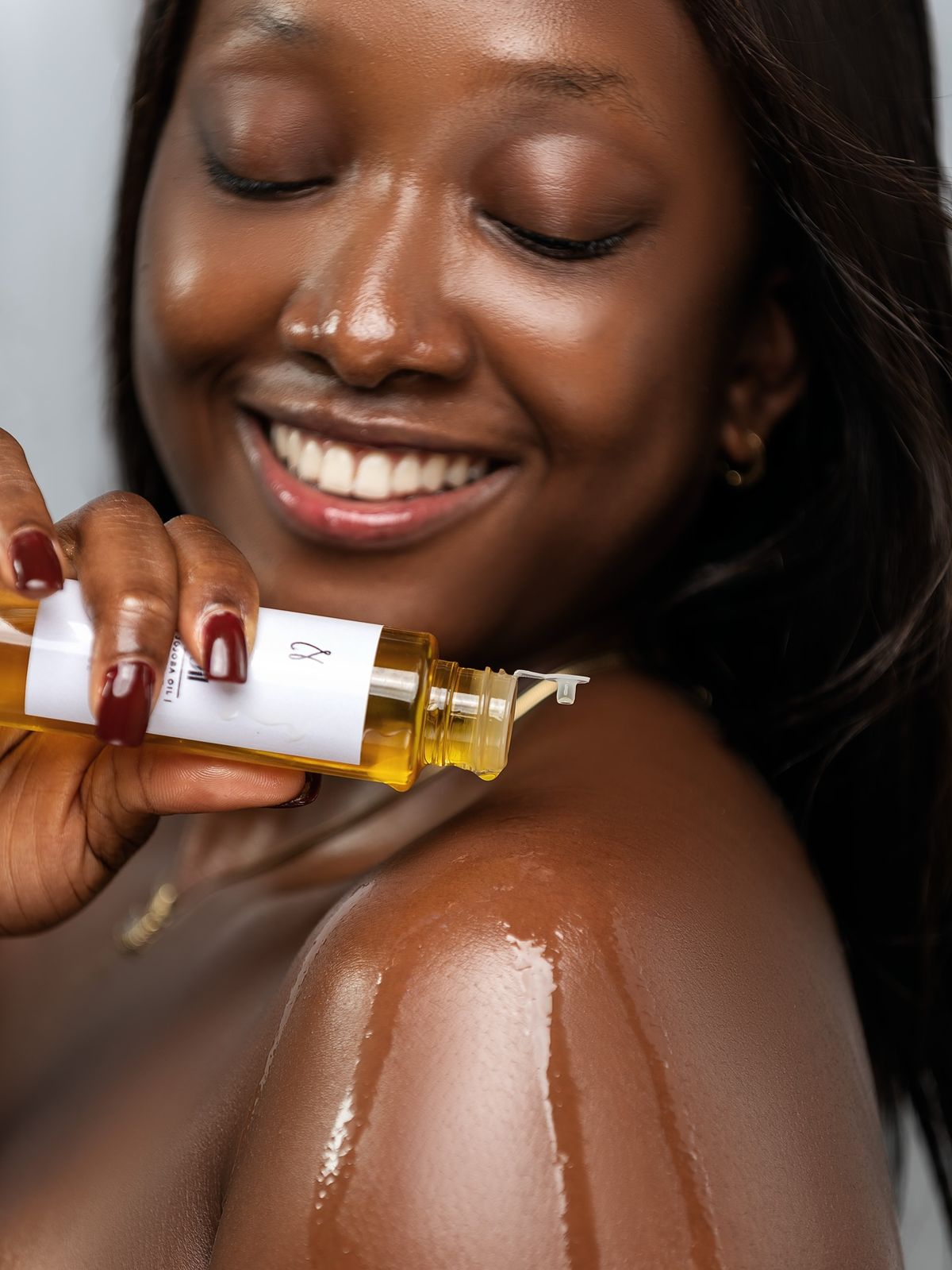 Moringa, marula, and mongongo oils are applied to the skin, showing hydration, repair, and protection benefits.