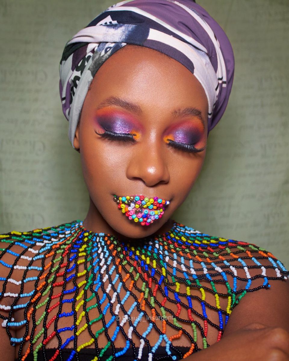 A lady wearing a monochromatic makeup inspired by African textiles
