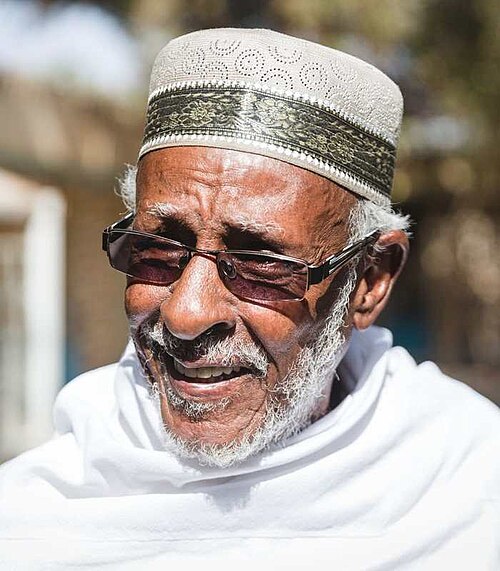 Hadrawi, a Somali poet and orator wearing a variant of the kofia