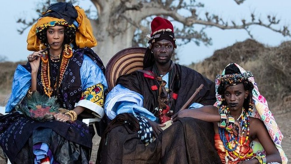 An image showing some models during Dakar Fashion Week.
