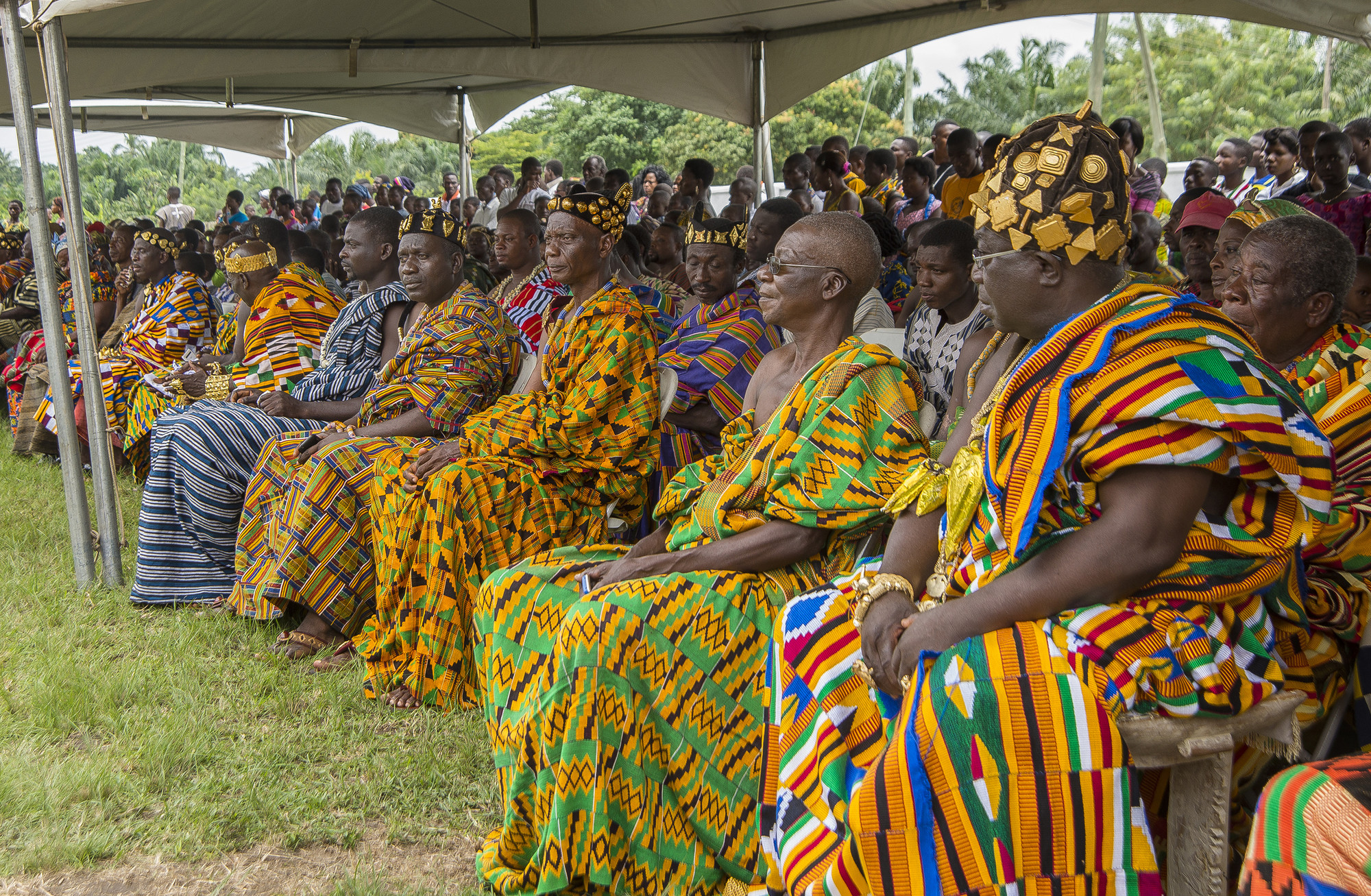 Kente Cloth in Akan and Ewe Societies: Weaving Status, Ceremony, and Meaning