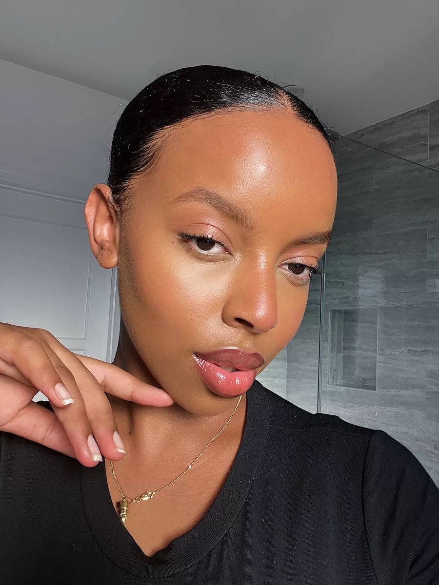  An image showing a lady wearing a natural-looking no-makeup makeup look
