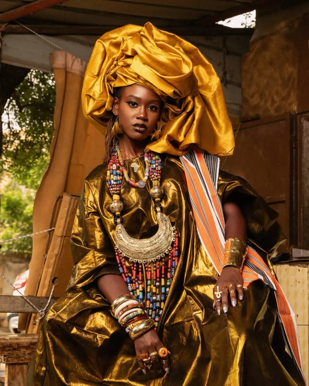 An image showing a lady dressed in a Senegalese boubou representing traditional clothing in Senegal
