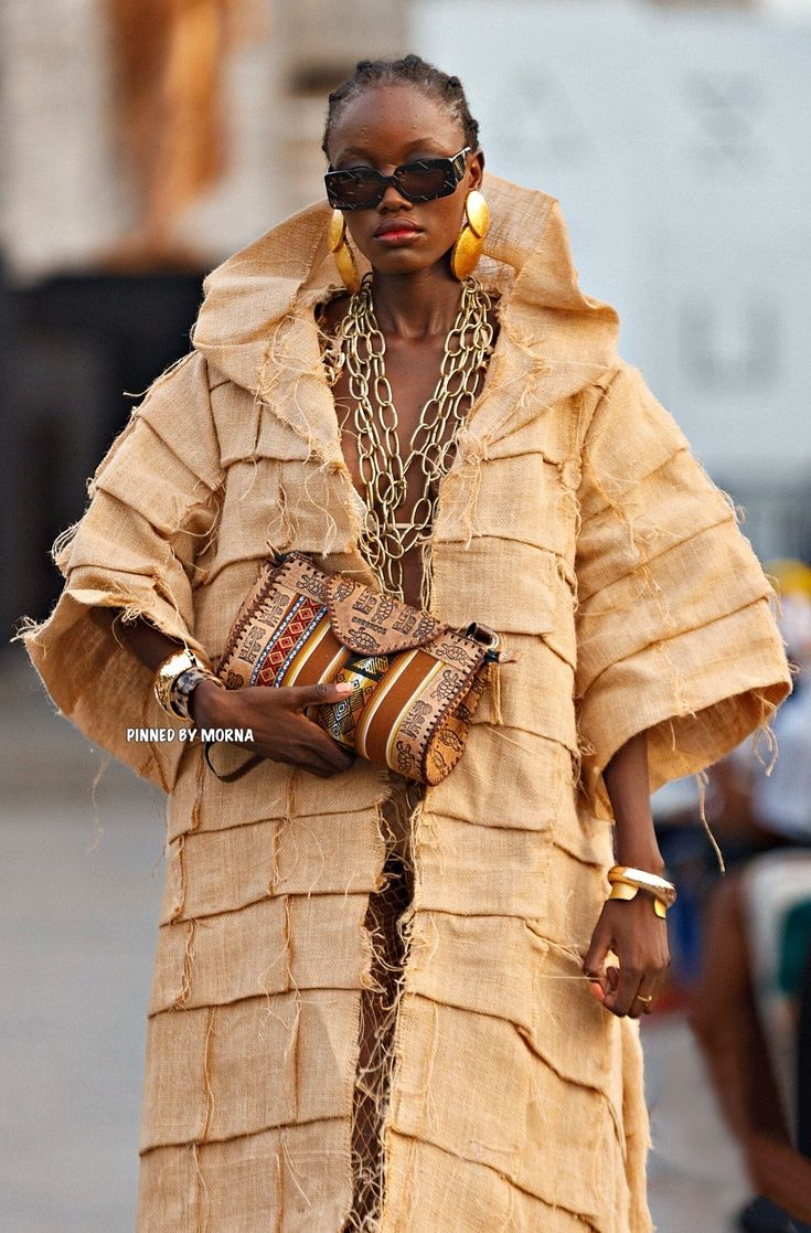 Carnival Dress as Community Structure