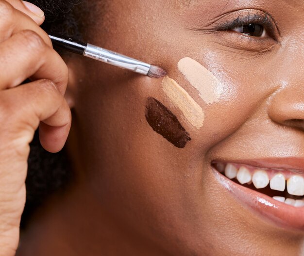 An image showing a lady using concealer
