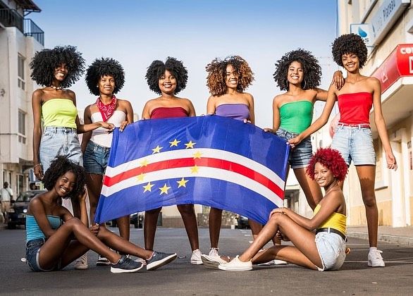 Hip-Hop and Baggy Jeans: How Afro-Diasporic Streetwear Reached Praia Youth Fashion