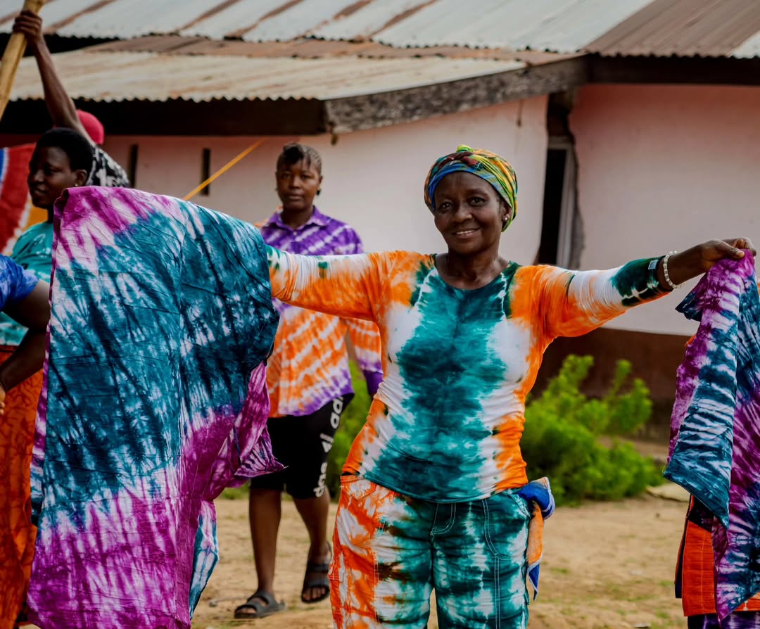 An image showing a lady who is learning under Mary-Ann, one of the Sierra Leonean designers
