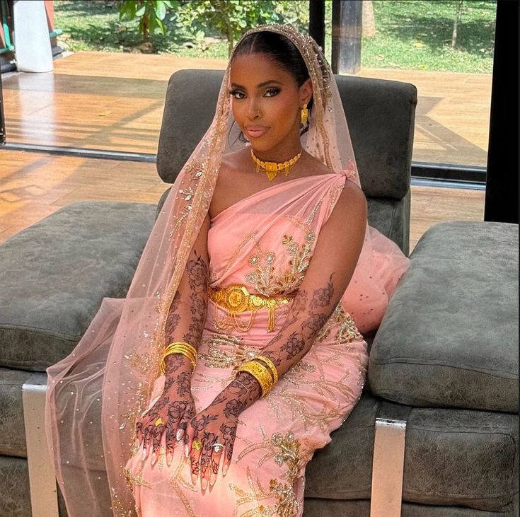 Somali bride in modern Guntiino with structured draping and gold accessories for diaspora wedding.