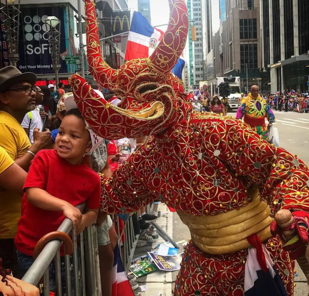 An image showing the Dominican community of New York doing a parade