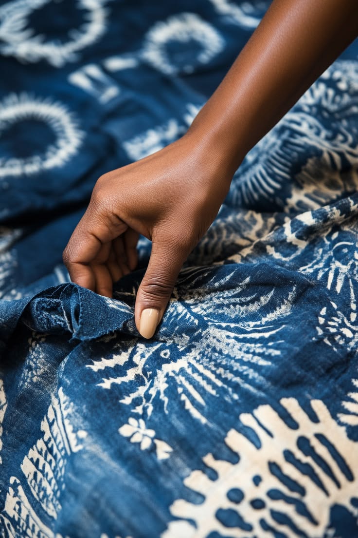 The Hand-Painted Cloth and the Question of Authorship