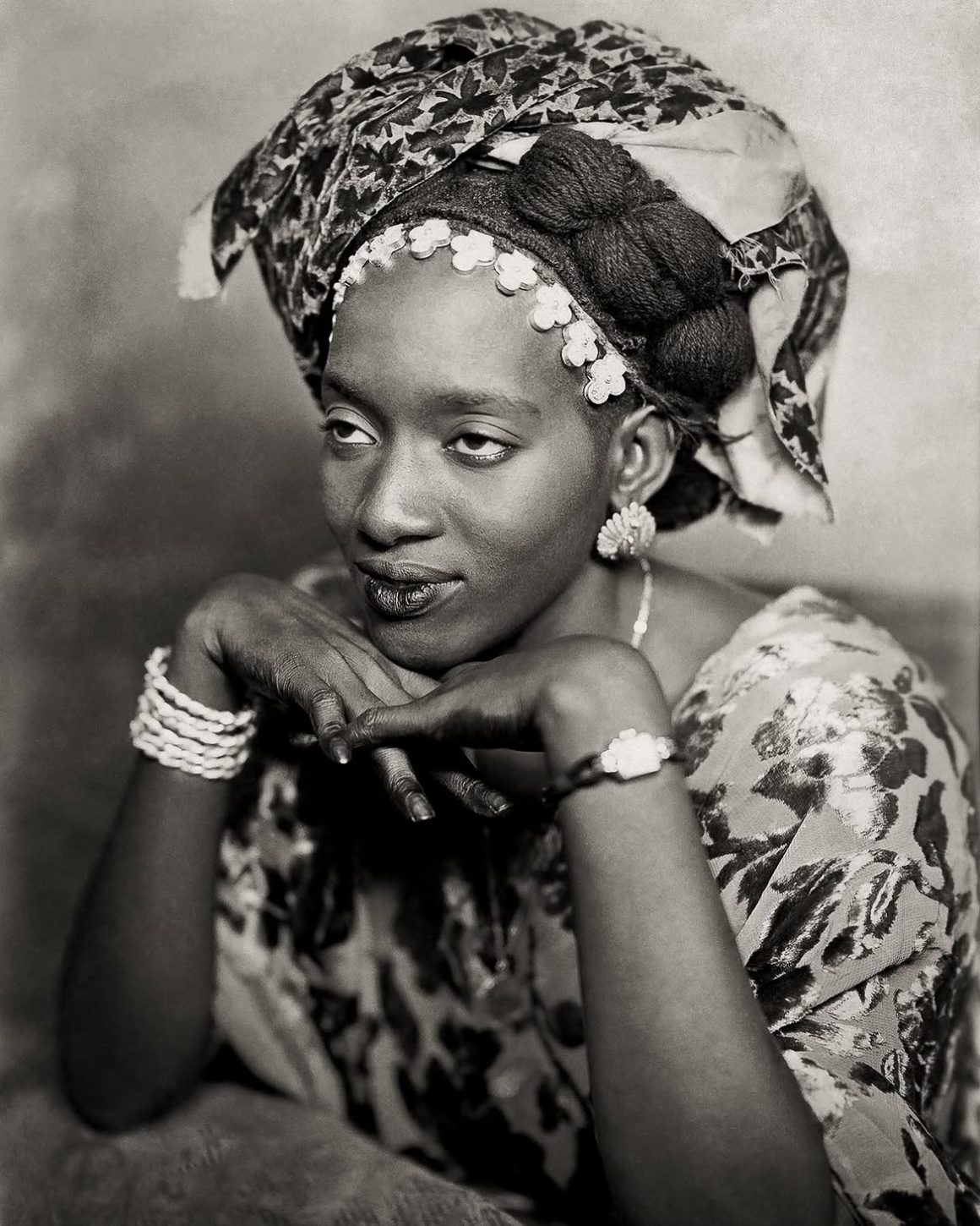 Mama Casset's Dakar: Dress, Pose and the Studio Portrait